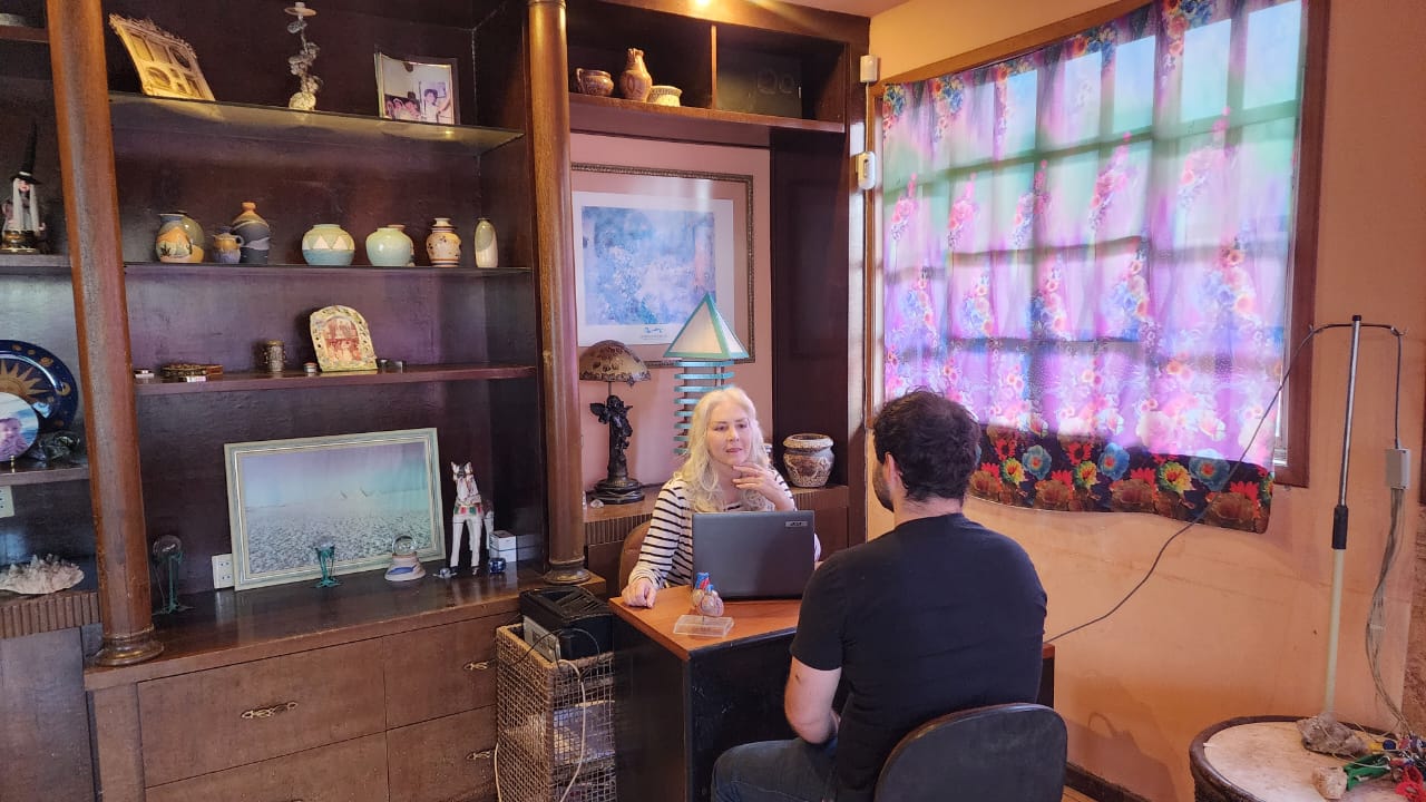 Dra. Denise Villani conversando com um paciente no consultório em Belo Horizonte